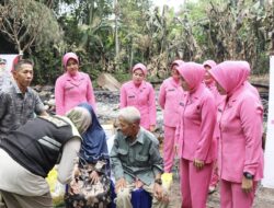 Hadir di Tengah Duka, Ketua Bhayangkari Cabang Mura Salurkan Bansos Kepada Korban Kebakaran