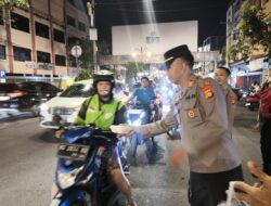 Polres Lubuk Linggau Menggelar Aksi Bagi Nasi Kotak Untuk Pengguna Jalan di Malam Tahun Baru
