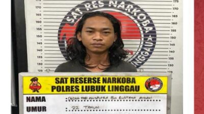 DFA (21), Warga Kelurahan Senalang.Dari tangan tersangka, Petugas menyita Paket sabu  dan Pil Ekstasi siap edar.