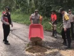 Kapolsek BTS Ulu Polres Mura Respon Cepat Timbun Jalan Yang Berlubang Cegah Kecelakaan