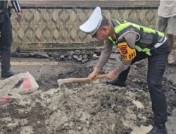 Operasi Keselamatan Musi 2026, Satlantas Polres Mura Lakukan Penambalan Jalan Berlubang