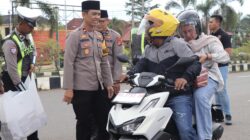 Berbagi di Bulan Ramadhan, Kapolres dan Wakapolres Mura Bagi Takjil ke Pengguna Jalan 