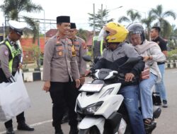 Berbagi di Bulan Ramadhan, Kapolres dan Wakapolres Mura Bagi Takjil ke Pengguna Jalan 