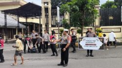 Sat Binmas dan Sat Samapta Polres Lubuk Linggau Bagi-bagi Takjil Bagi Para Pengguna Jalan 