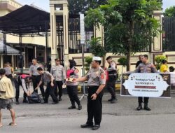 Sat Binmas dan Sat Samapta Polres Lubuk Linggau Bagi-bagi Takjil Bagi Para Pengguna Jalan 