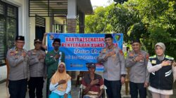 Kapolres Musi Rawas Serahkan Bantuan Kursi Roda Kepada Warga Yang Membutuhkan 
