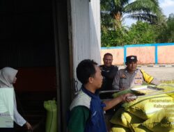Polsek Jayaloka Kawal Penyerapan 1,85 Ton Jagung Petani Binaan oleh Bulog