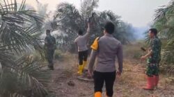 Polres Musi Rawas Sigap Padamkan Kebakaran Lahan Sawit di Desa Muara Rengas Seluas 3 Hektare