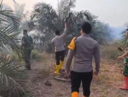 Polres Musi Rawas Sigap Padamkan Kebakaran Lahan Sawit di Desa Muara Rengas Seluas 3 Hektare